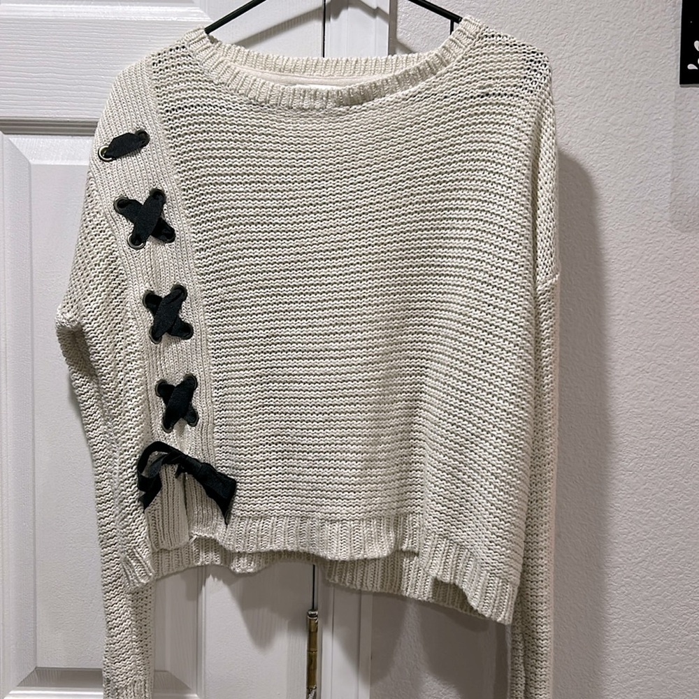 RD Style White Knit Sweater with Black Side Lacing Bow tie small